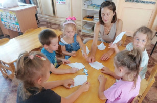Летит, стрекочет стрекоза Летит, стрекочет стрекоза.