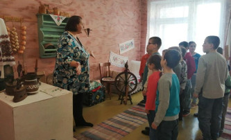 В музее Русская изба" гости из "Центра помощи детям" В музее Русская изба" гости из "Центра помощи детям".